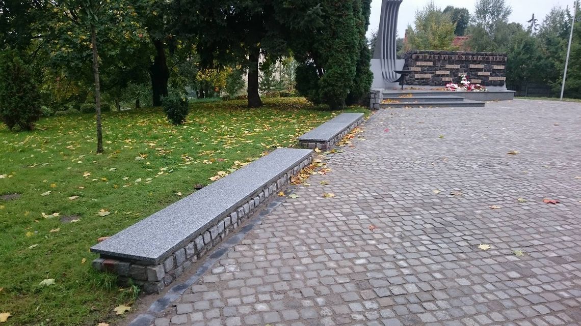 Niskie ławki i nierówna kostka. Takie było założenie? Niskie ławki i nierówna kostka. Takie było założenie?