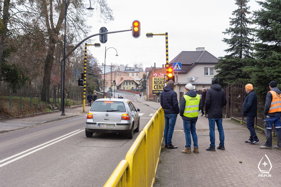 Nowa sygnalizacja świetlna na przejściu dla pieszych przy Szkole Podstawowej nr 2 w Pelplinie