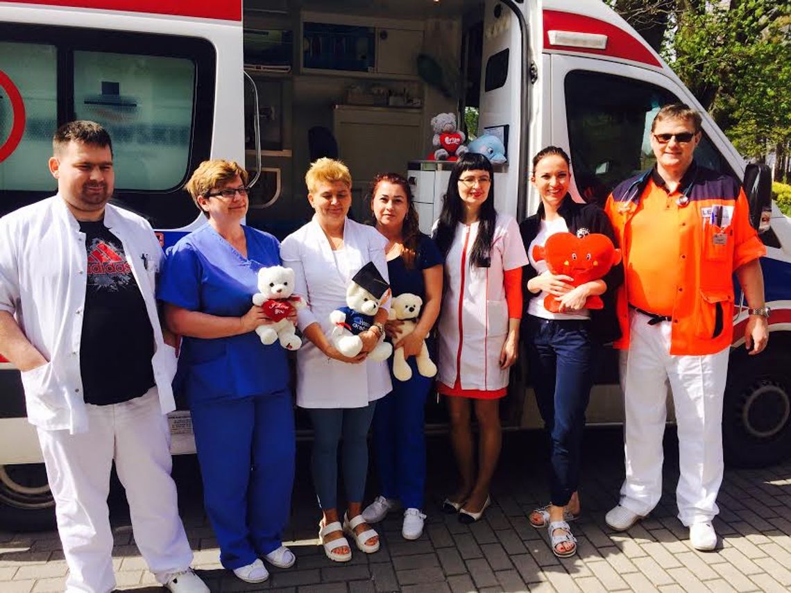 Nowy członek zespołu w karetkach. Miś „Ratownik” pomaga ratownikom Nowy członek zespołu w karetkach. Miś „Ratownik” pomaga ratownikom