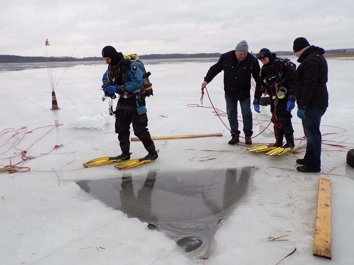 Nurkowali pod lodem. Pokaz nurków na jeziorze Kałębie Nurkowali pod lodem. Pokaz nurków na jeziorze Kałębie