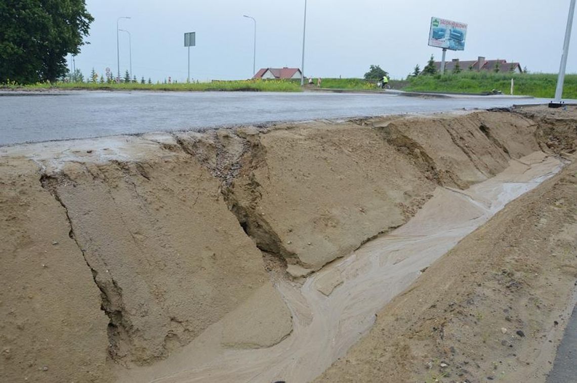 O krok od tragedii. Nowo powstała droga wymaga remontu O krok od tragedii. Nowo powstała droga wymaga remontu