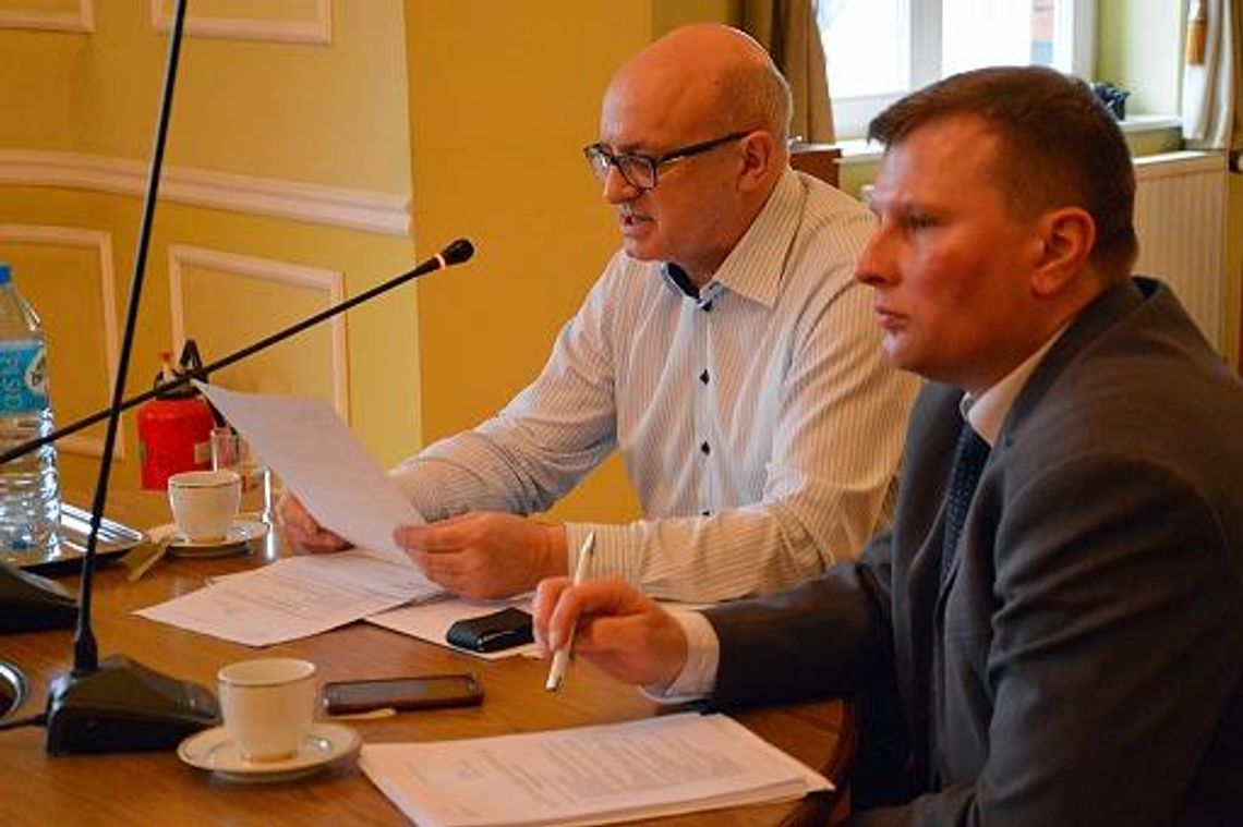 „Obecny napis dezinformuje” Radny apeluje o wymianę tablicy pamiątkowej na dawnej synagodze „Obecny napis dezinformuje” Radny apeluje o wymianę tablicy pamiątkowej na dawnej synagodze