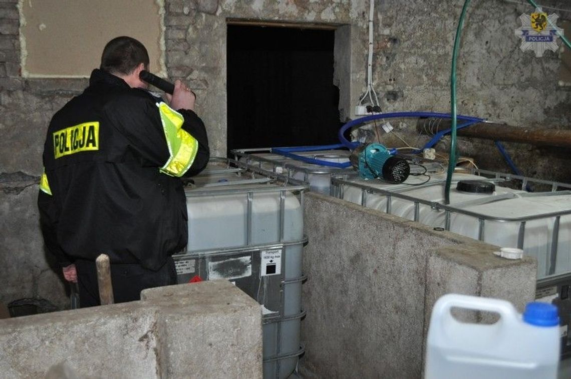 Odnaleziono ponad 3,7 tys. litrów nielegalnego spirytusu FILM Odnaleziono ponad 3,7 tys. litrów nielegalnego spirytusu FILM