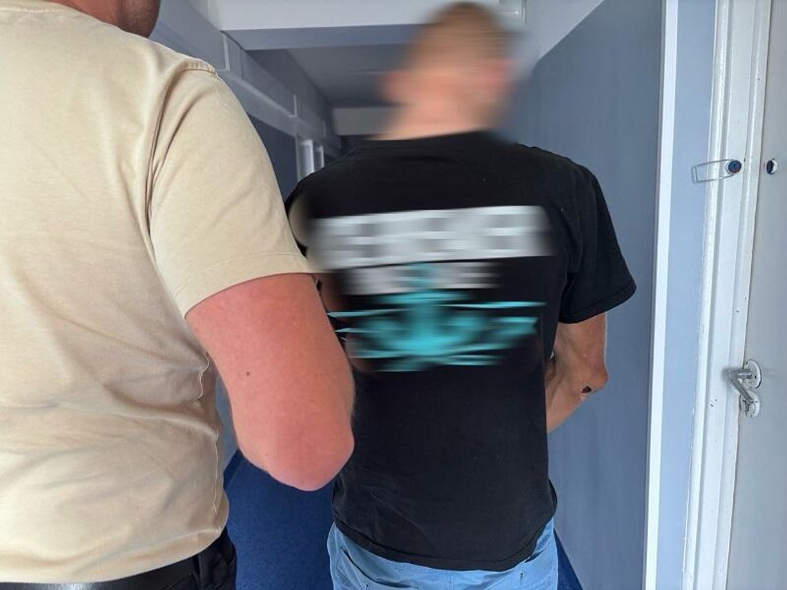 Odpowie za serię kradzieży sklepowych. Miał przy sobie także narkotyki