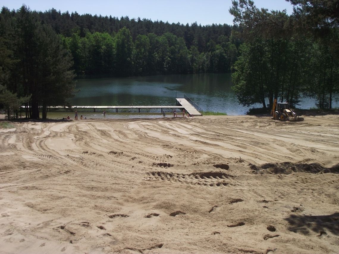 Odświeżona plaża nad jeziorem Borówno Wielkie