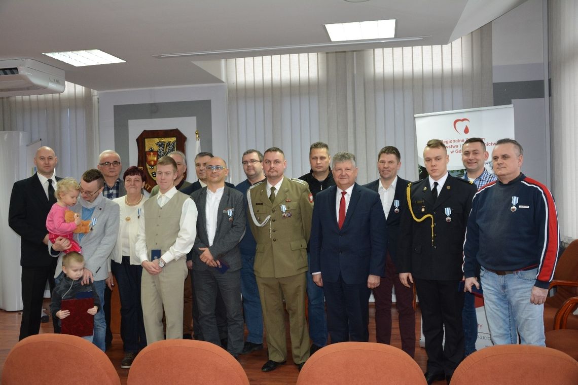 Odznaczeni za dar życia. 19 osób otrzymało wyjątkową odznakę Odznaczeni za dar życia. 19 osób otrzymało wyjątkową odznakę