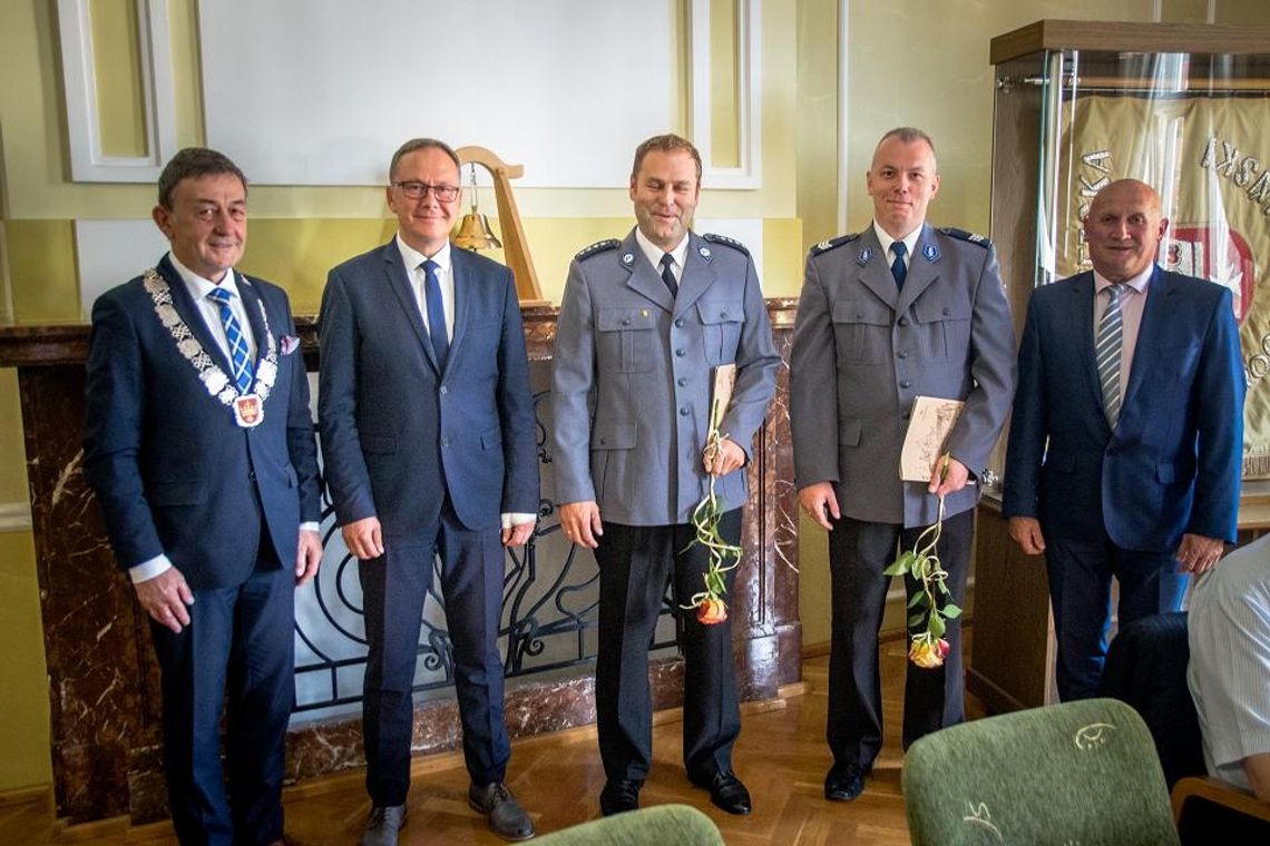 Oni wzorowo strzegą prawa Oni wzorowo strzegą prawa