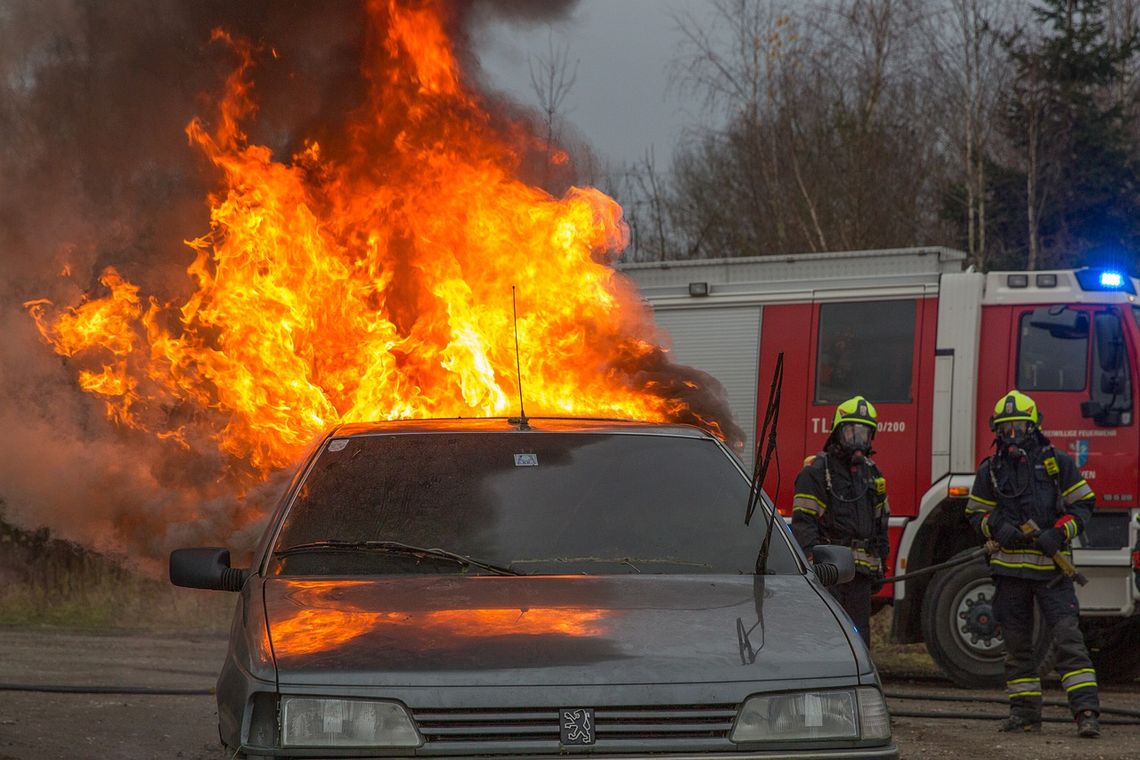 Palił się samochód na ul. Sikorskiego. Na szczęście pożar szybko ugaszono!