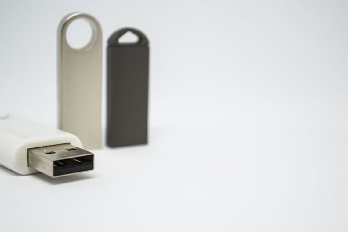 Pendrive z nadrukiem jako narzędzie do przekazywania materiałów marketingowych