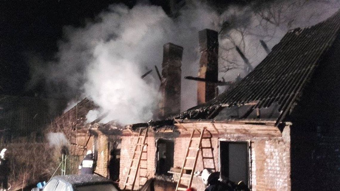 Pięć zastępów straży pożarnej, pięć godzin akcji gaśniczej. Pożar pustostanu przy drodze wojewódzkiej