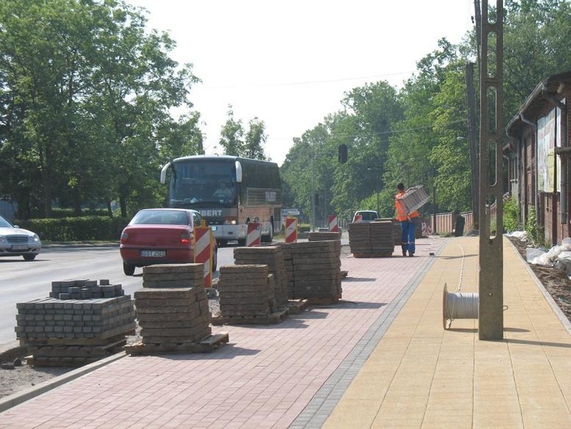 Pieszy slalom na Skarszewskiej - słupy oświetleniowe na środku chodnika