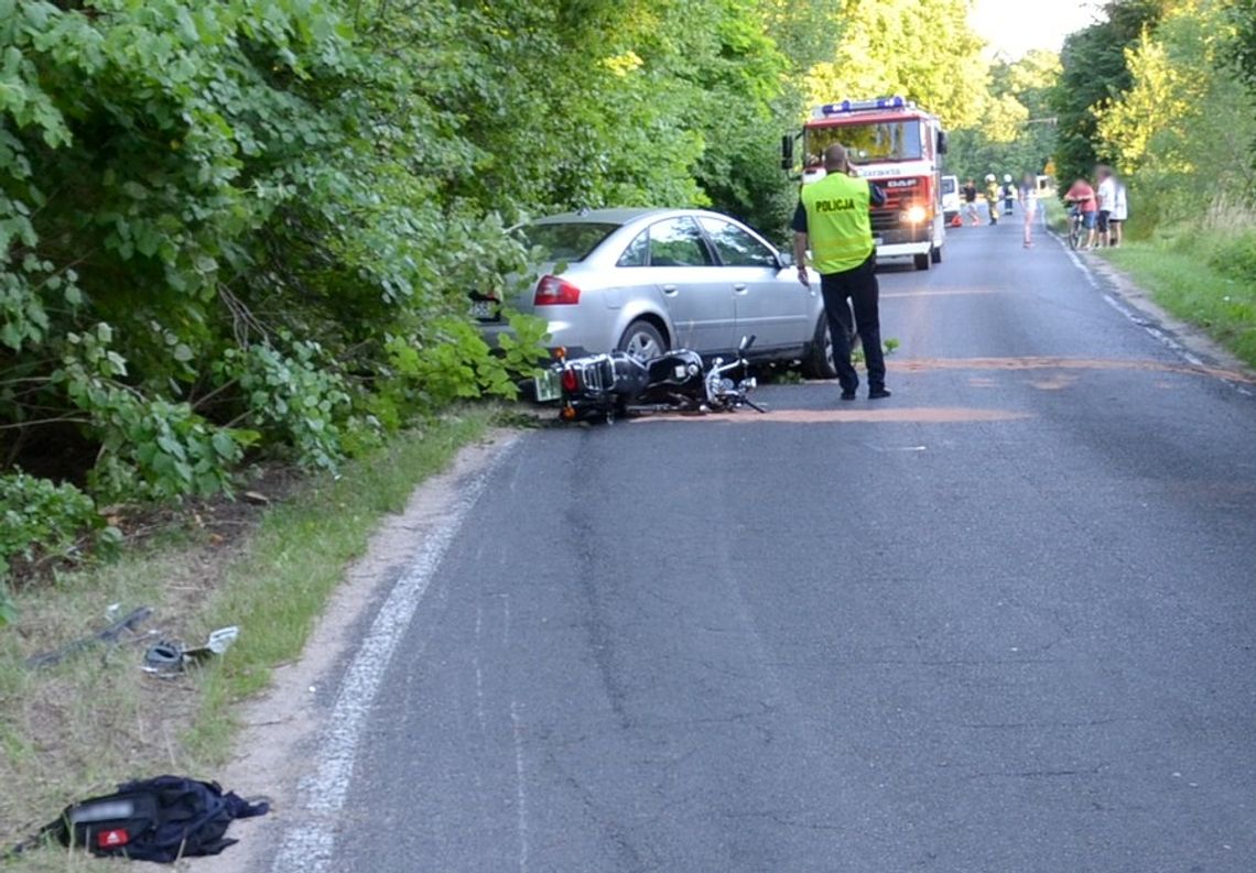 Pijany 19-latek potrącił czołowo motocyklistę. Na łuku drogi zjechał na jego pas...