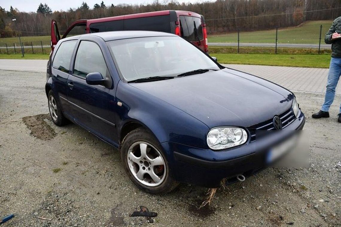 Pijany 31-latek wjechał do rowu. Dzięki szybkiej reakcji świadka policjanci ustalili sprawcę Pijany 31-latek wjechał do rowu. Dzięki szybkiej reakcji świadka policjanci ustalili sprawcę