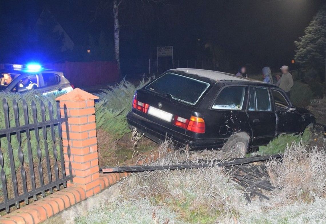 Pijany kierowca BMW rozbił auto na ogrodzeniu w Kolinczu 