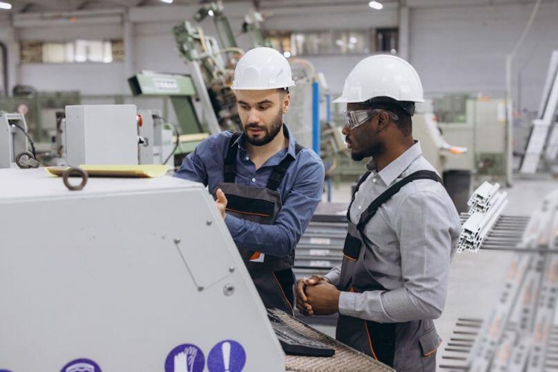 Piła taśmowa półautomatyczna czy automatyczna – którą wybrać?