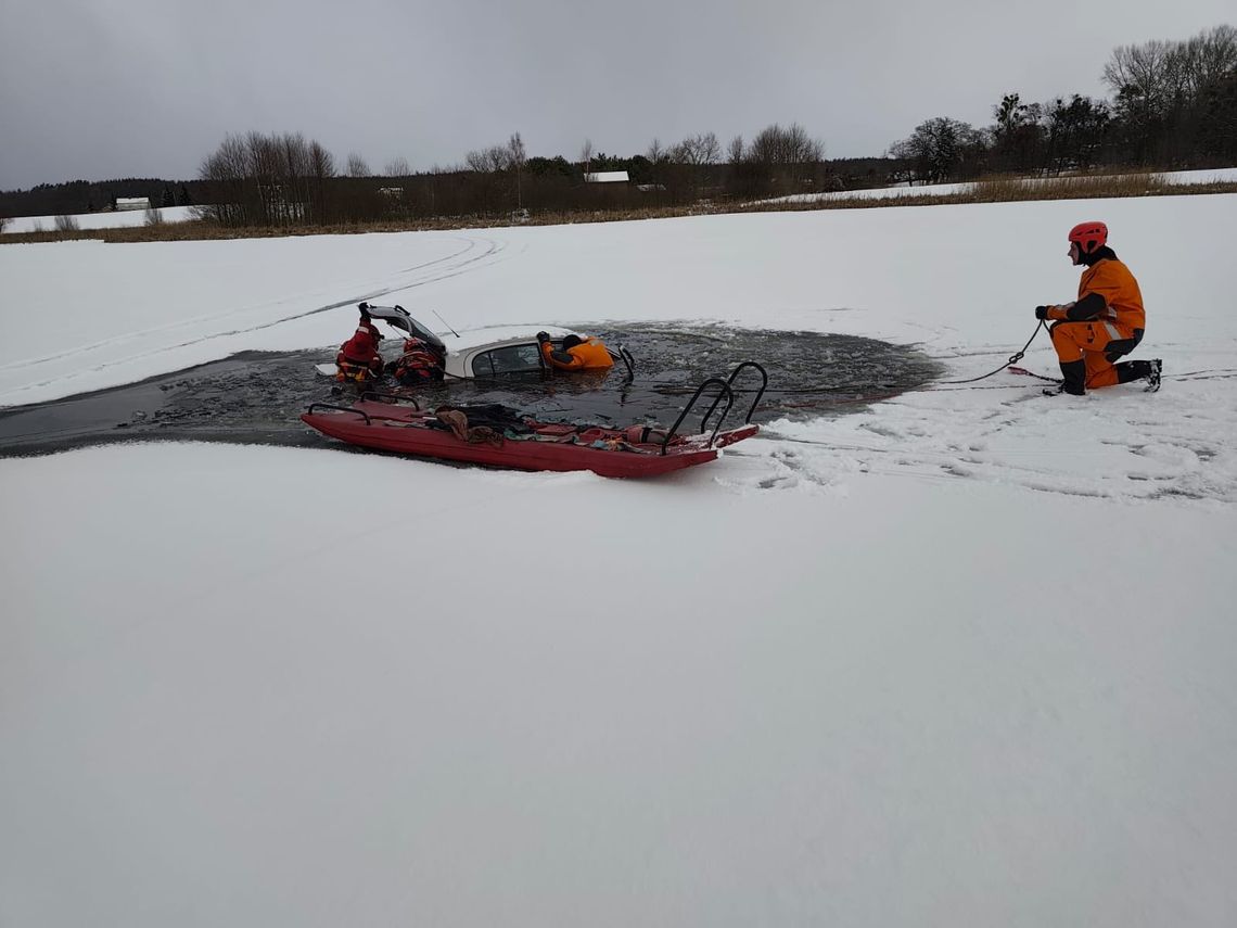 PILNE: Jeździli po zamarzniętym jeziorze. Lód się załamał, a auto zaczęło tonąć. Na miejscu było 7 zastępów straży pożarnej PILNE: Jeździli po zamarzniętym jeziorze. Lód się załamał, a auto zaczęło tonąć. Na miejscu było 7 zastępów straży pożarnej