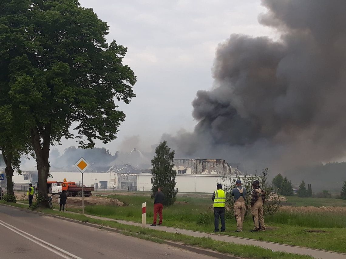 PILNE: Ogromny pożar w zakładzie produkcyjnym w Skórczu! W akcji 44 zastępy straży