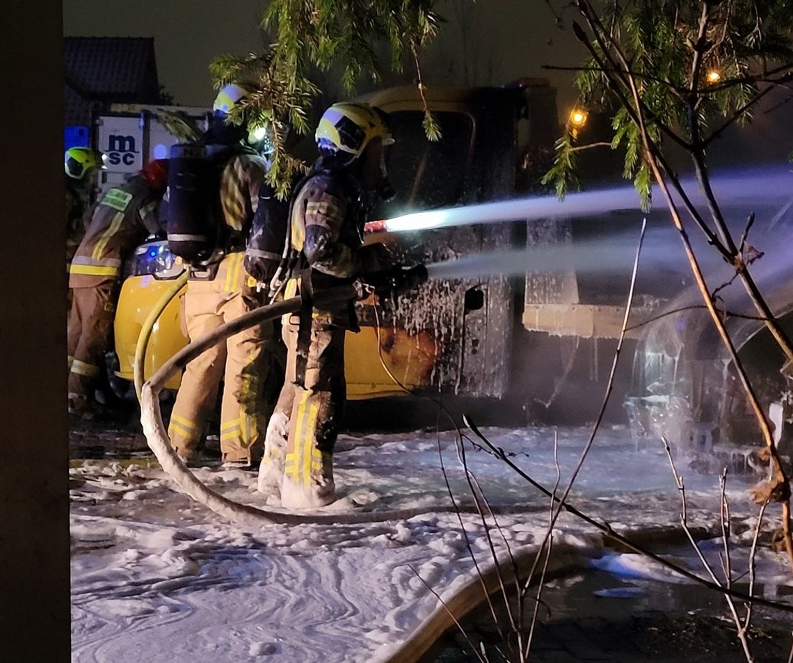 PILNE: Pożar samochodów na parkingu salonu samochodowego przy ul. Zblewskiej w Starogardzie [FOTO] 
