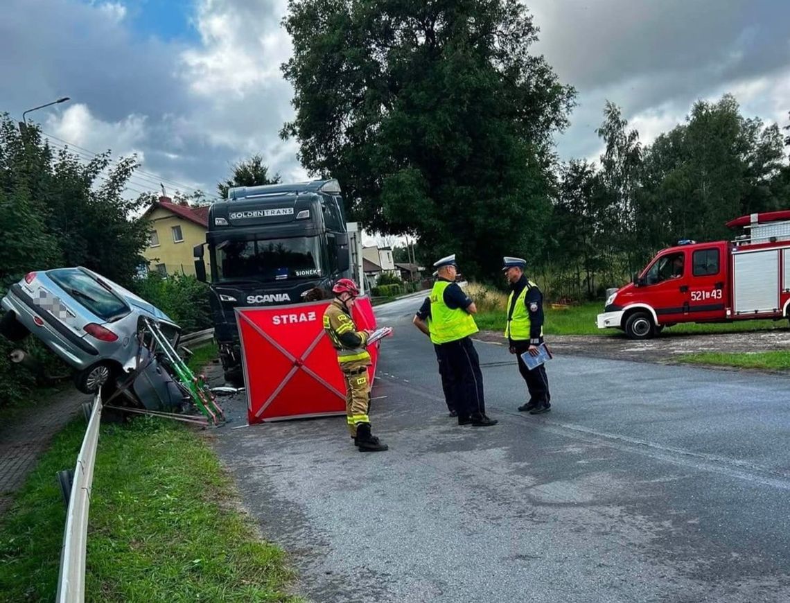PILNE: Śmiertelny wypadek w Linowcu. Droga jest zablokowana PILNE: Śmiertelny wypadek w Linowcu. Droga jest zablokowana