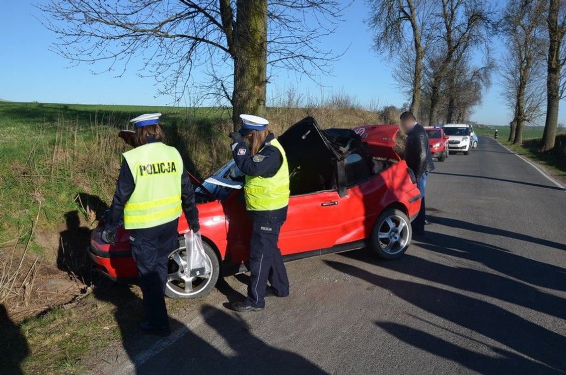 PILNE: Tragiczny wypadek w Dąbrówce. Nie żyje młody mężczyzna, dwie osoby walczą o życie