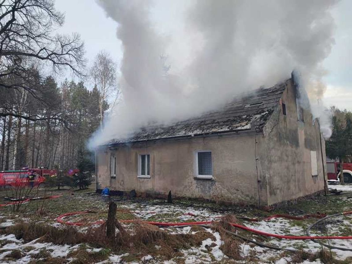 PILNE: Wybuch gazu w budynku mieszkalnym we Frący. Na miejsce kierowane są liczne siły i środki straży pożarnej