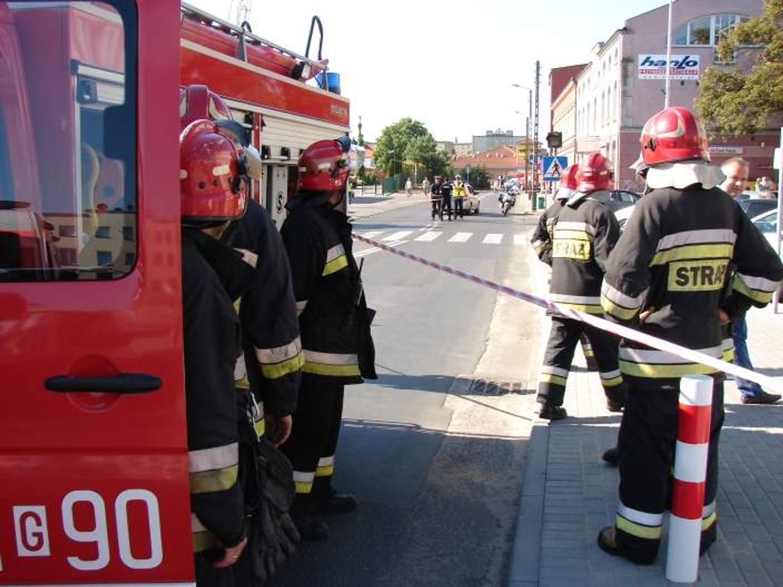 PILNE! ZDJĘCIA  - Bomba pod urzędem skarbowym? 