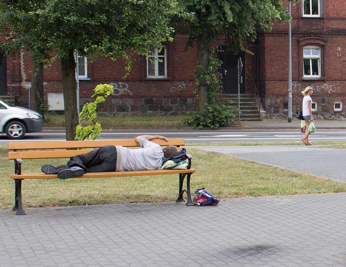 Plują, przeklinają, wymiotują - bezdomni upodobali sobie polskiego wieszcza