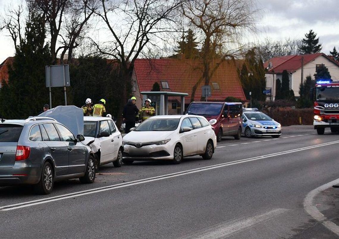 Po pijaku spowodował wypadek i pieszo uciekał z miejsca zdarzenia. Ponadto nie miał prawa jazdy