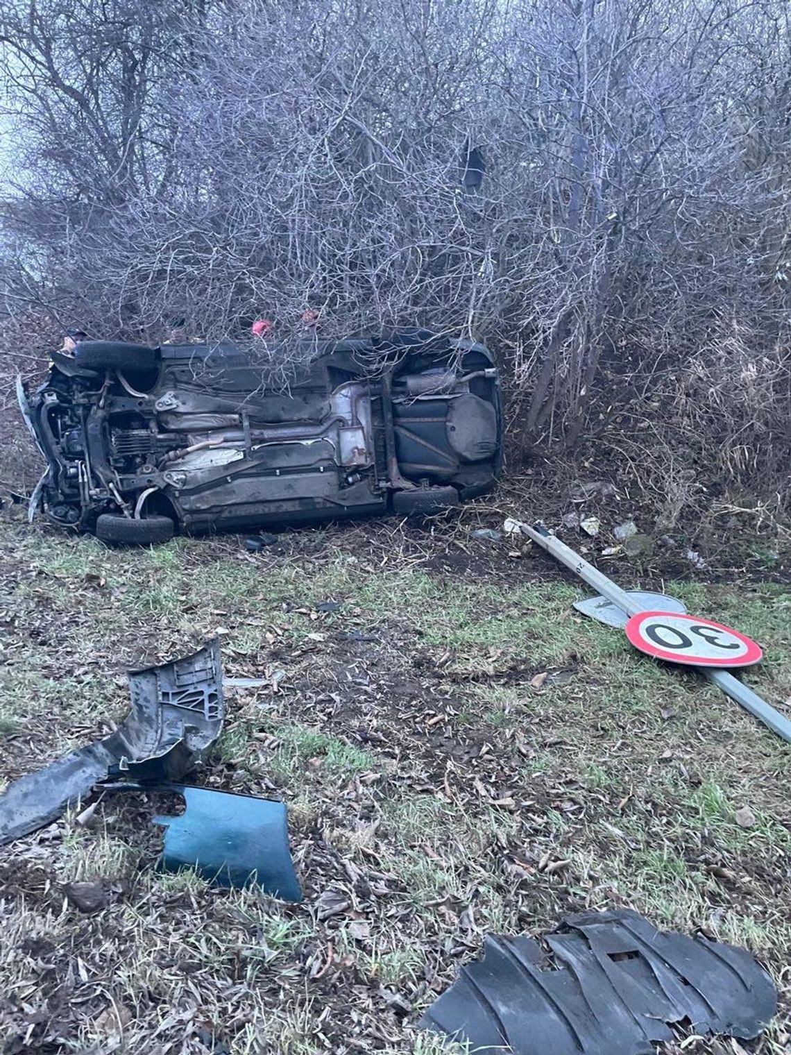 Po po pijaku wypadł z drogi i skasował auto. Okazało się, że był poszukiwany za... jazdę pod wpływem alkoholu