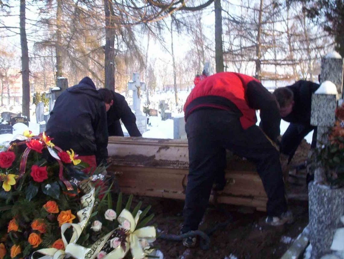 Pochować z godnością. Grabarze sobie odpuścili...