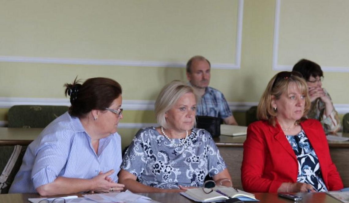 Podwyżki dla pracowników przedszkoli i szkół podstawowych. 150 zł więcej dla obsługi, 200 zł dla administracji Podwyżki dla pracowników przedszkoli i szkół podstawowych. 150 zł więcej dla obsługi, 200 zł dla administracji