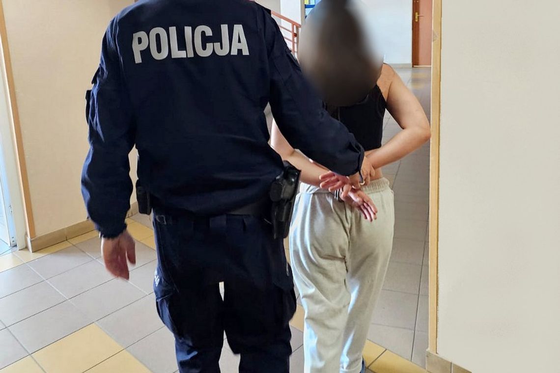 Pojechali na interwencję, a znaleźli przy 21-latce narkotyki Pojechali na interwencję, a znaleźli przy 21-latce narkotyki