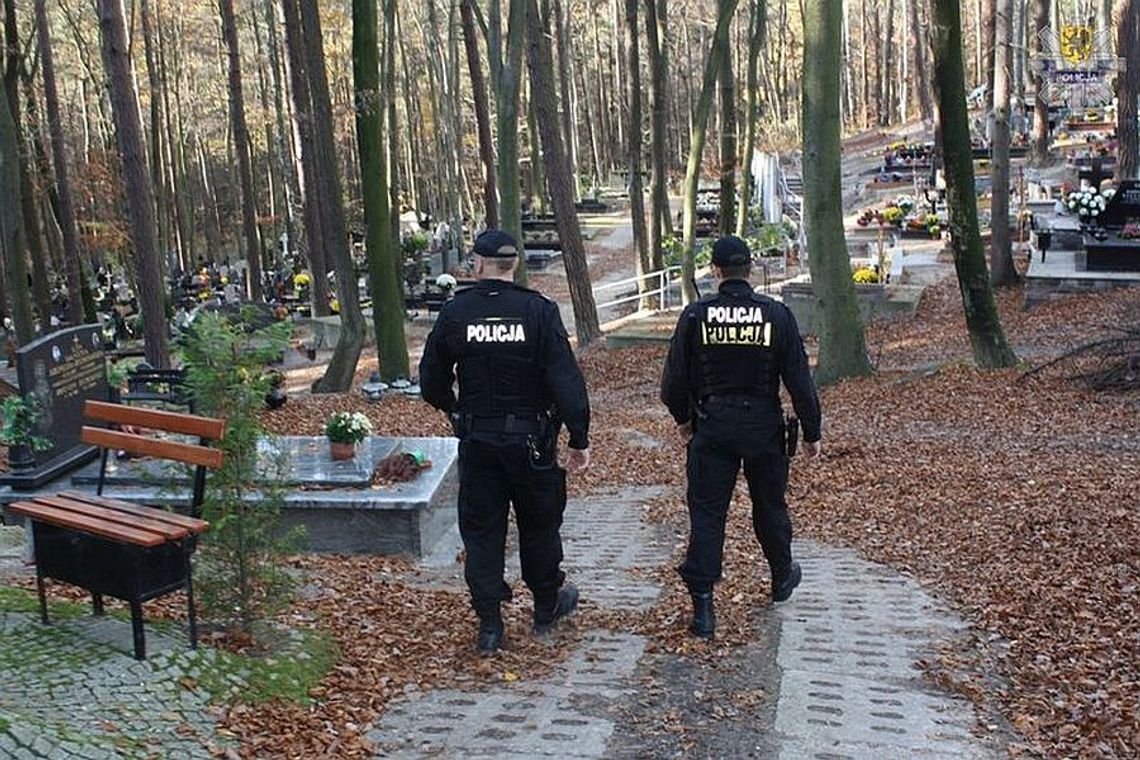 Policja ostrzega przed Dniem Wszystkich Świętych: śliskie drogi i kieszonkowcy w rejonie cmentarzy Policja ostrzega przed Dniem Wszystkich Świętych: śliskie drogi i kieszonkowcy w rejonie cmentarzy