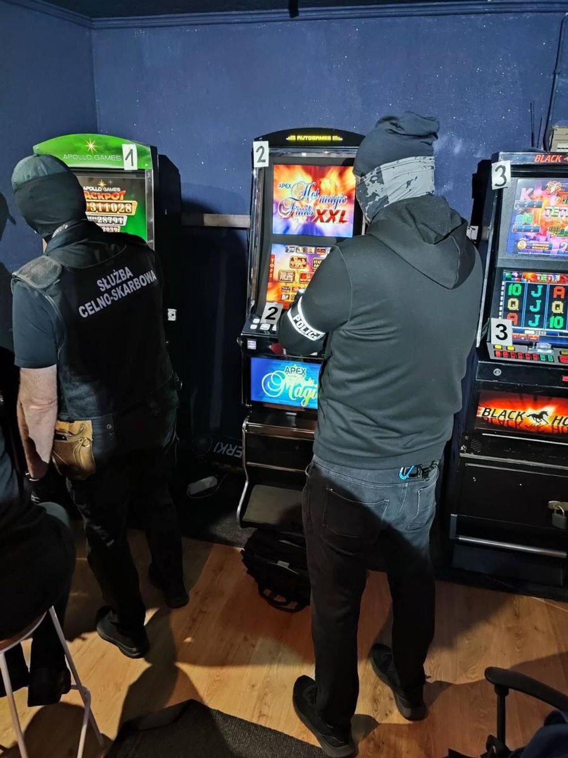 Policjanci i celnicy zabezpieczyli nielegalne automaty do gier