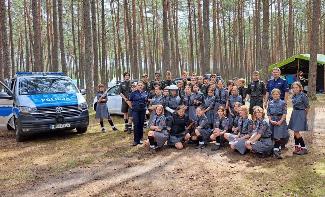 Policjanci o bezpieczeństwie z harcerzami