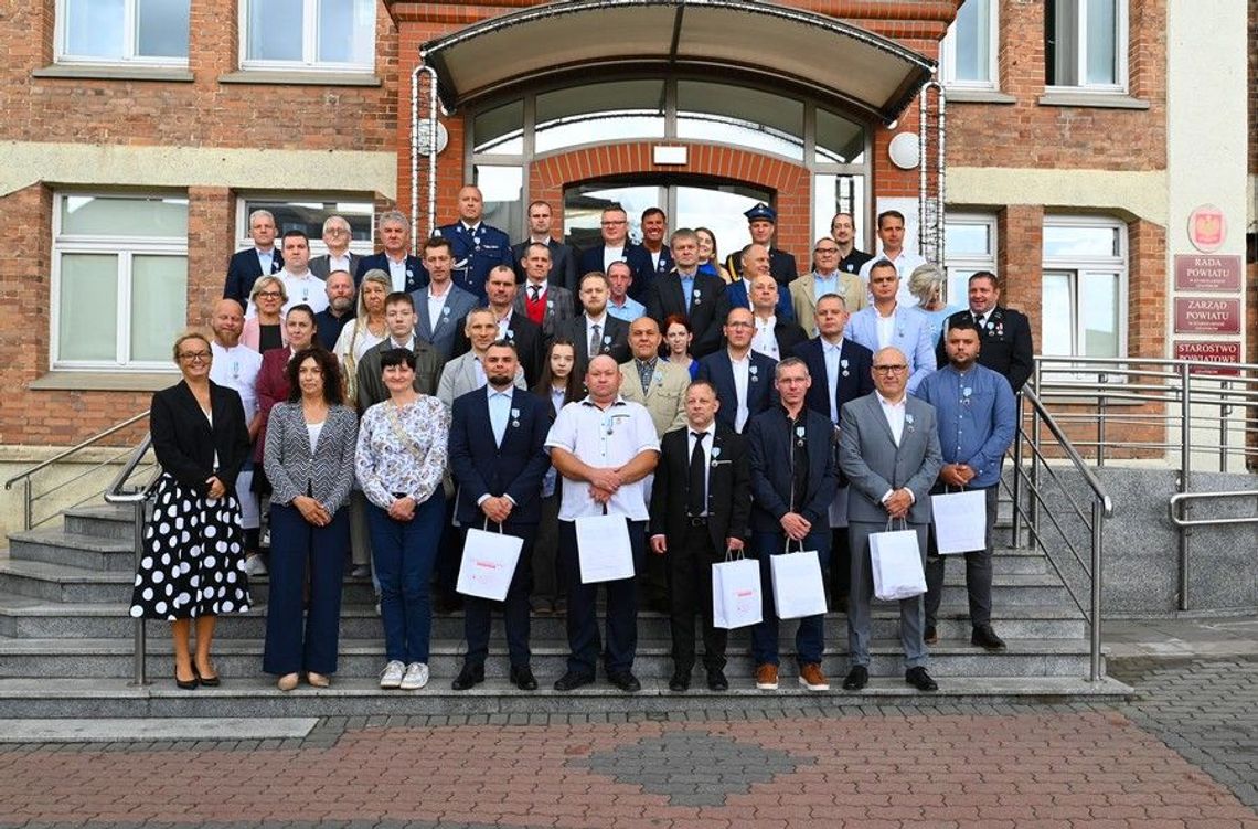 Policjanci odznaczeni za zasługi dla krwiodawstwa