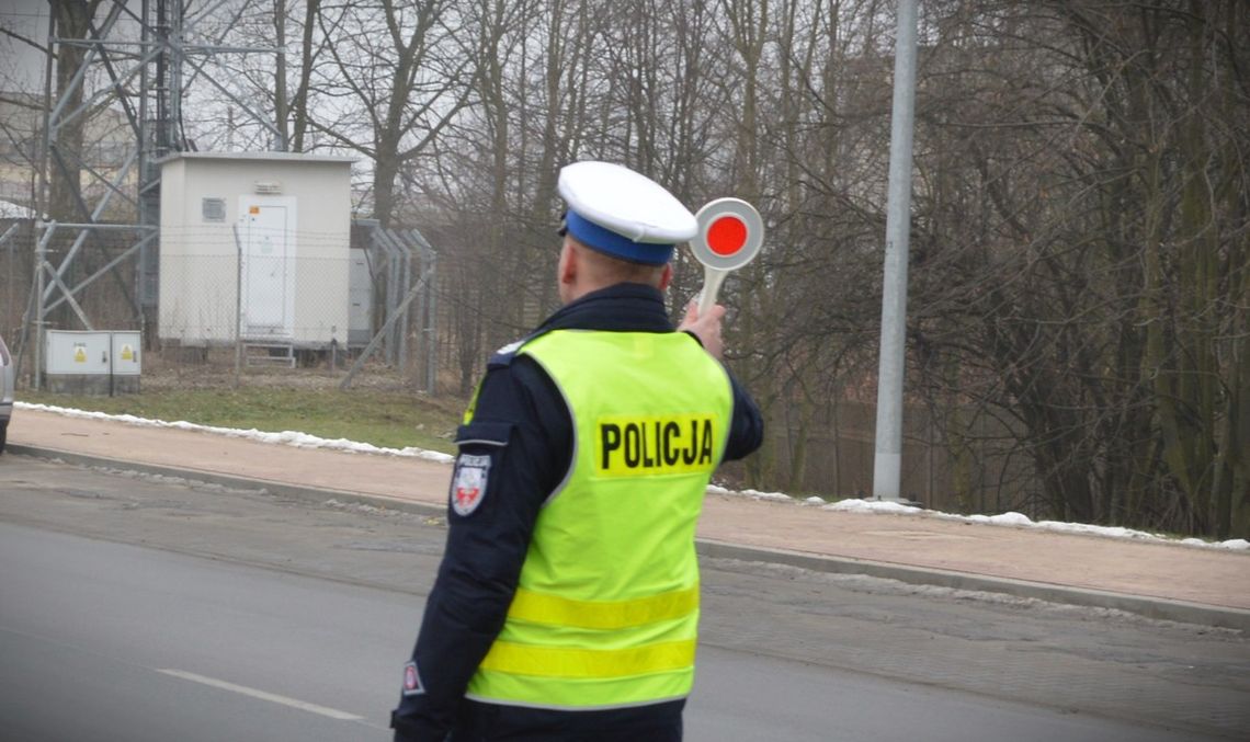 Policjanci po krótkich pościgach zatrzymali dwóch kierujących. Jeden nie miał prawa jazdy, drugi był pijany i miał sądowy zakaz