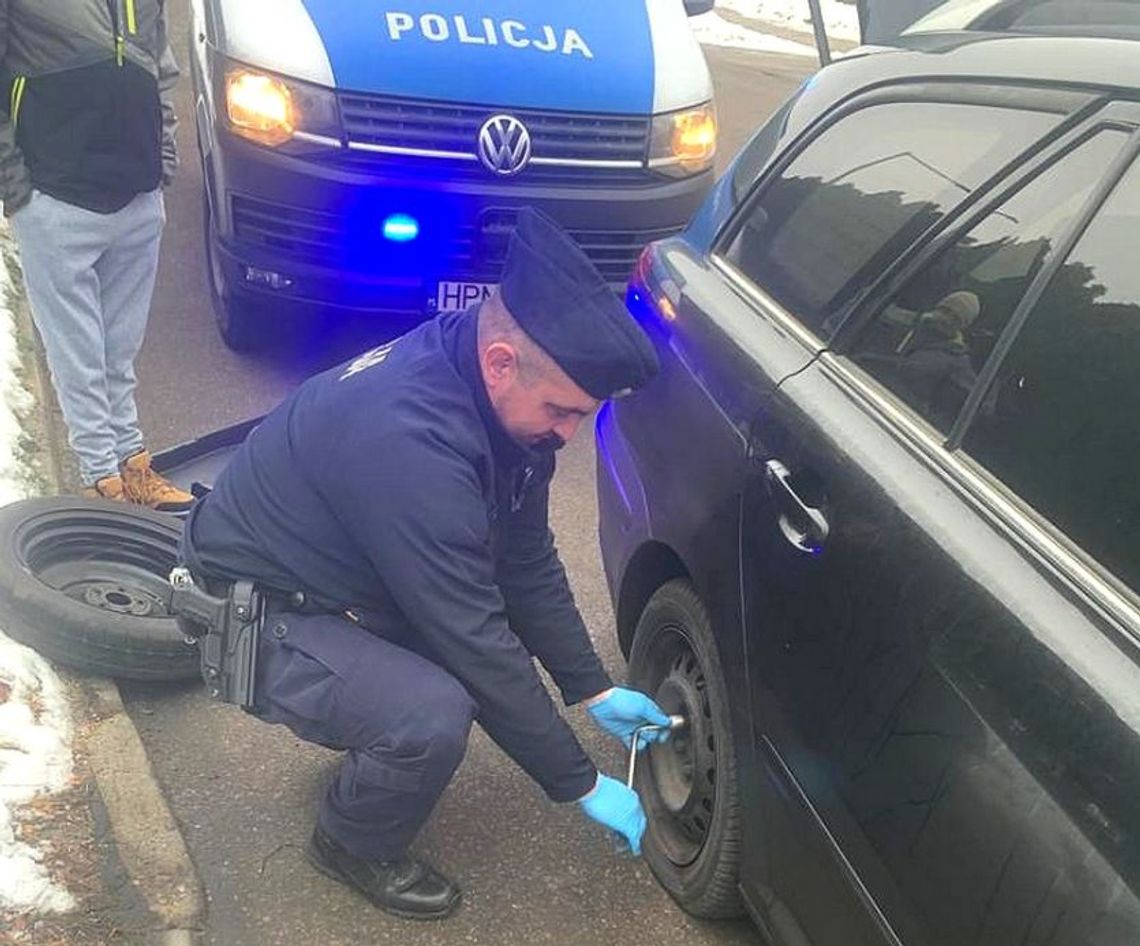 Policjanci pomogli seniorowi wymienić koło na drodze