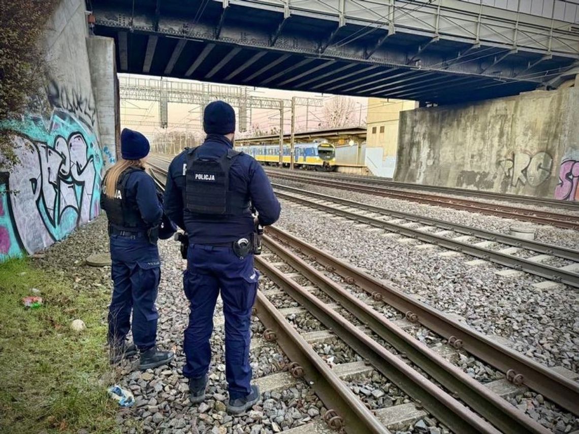 Policjanci, SOK i WOT chronią kluczowe trasy kolejowe po aktach dywersji Policjanci, SOK i WOT chronią kluczowe trasy kolejowe po aktach dywersji