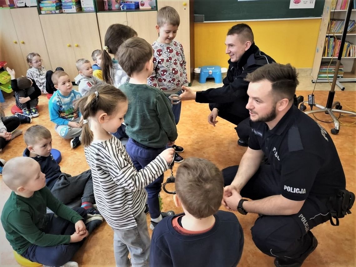 Policjanci uczyli przedszkolaków bezpieczeństwa 