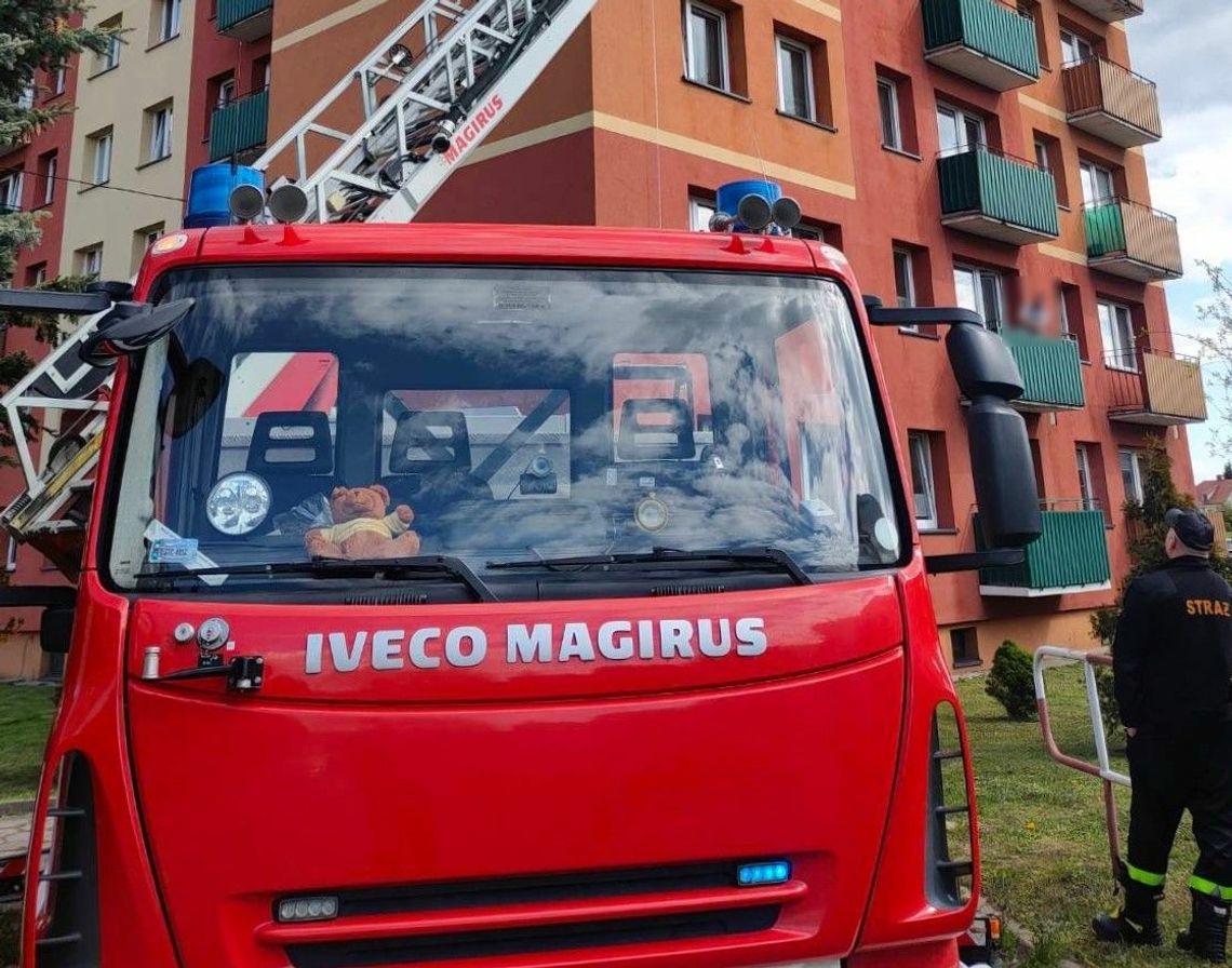 Policjanci wjechali strażackim wysięgnikiem do mieszkania poszukiwanego