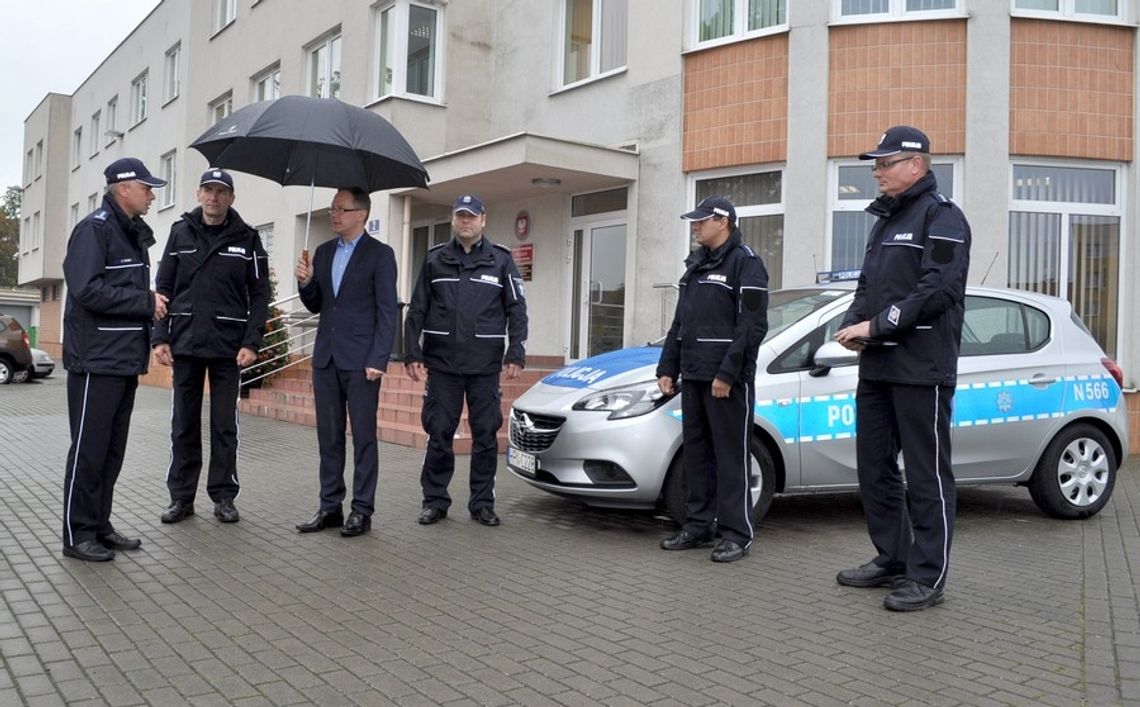 Policjanci z Komendy Powiatowej Policji otrzymali nowy radiowóz Policjanci z Komendy Powiatowej Policji otrzymali nowy radiowóz
