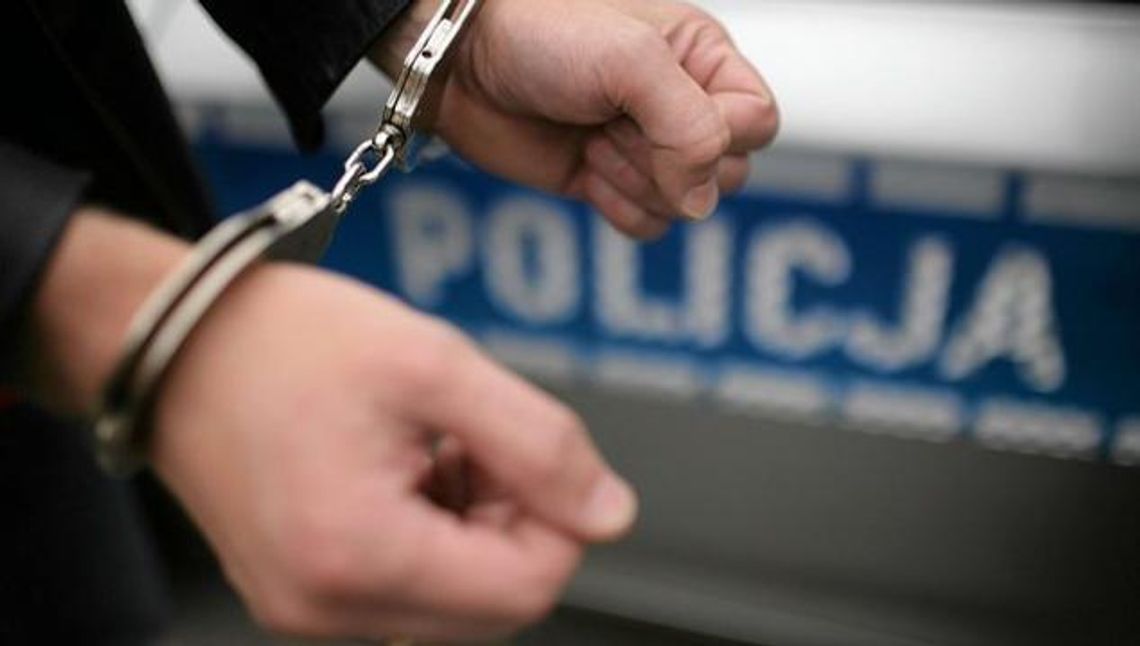 Policjanci zatrzymali mężczyznę poszukiwanego dwoma listami gończymi 