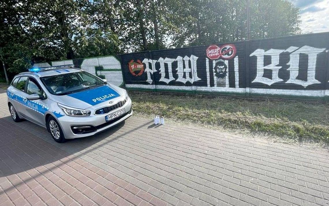  Policjanci zatrzymali wandali, którzy pomalowali farbą kilkanaście metrów betonowego ogrodzenia
