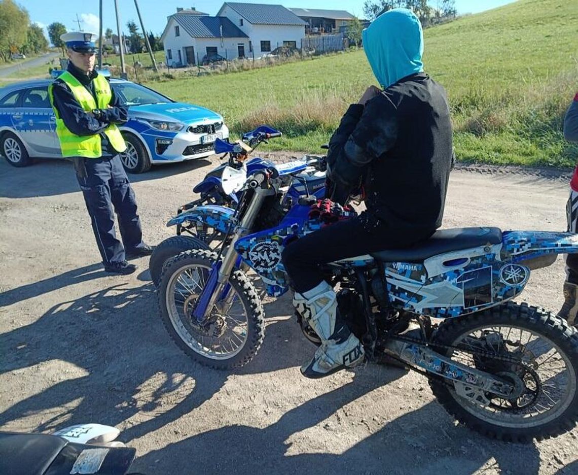 Policjant z drogówki zatrzymał grupę nastolatków na quadach i motocyklach