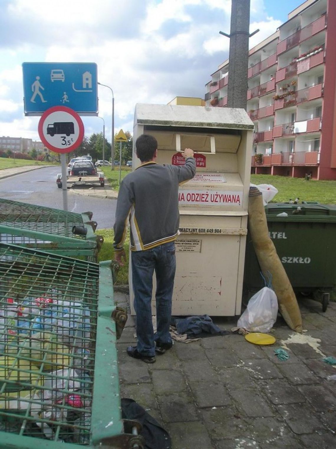 Pomoc z &amp;quot;drugim dnem&amp;quot; - co dzieje się z wrzuconymi rzeczami do pojemników na odzież używaną?