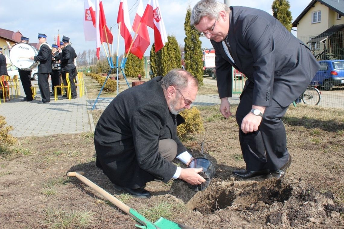 Posadzili pamiątkowe dęby