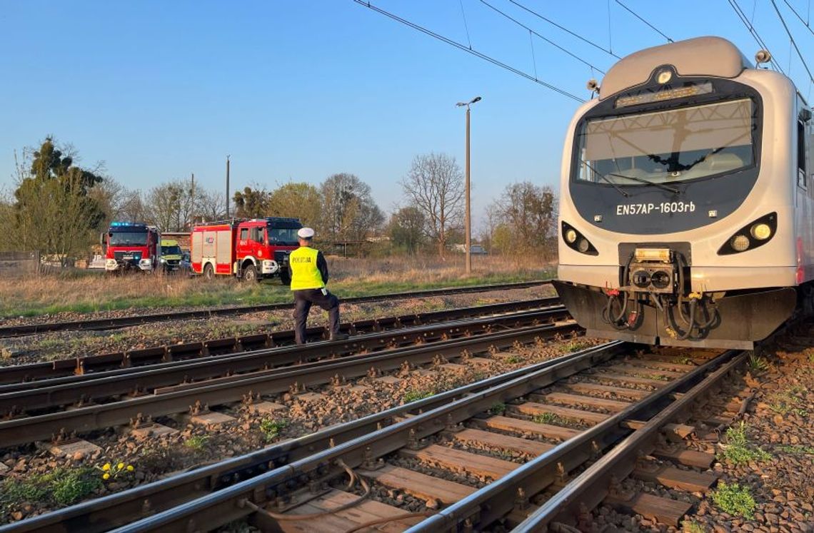 Potrącił go pociąg, a teraz walczy o życie. Przechodził w miejscu niedozwolonym