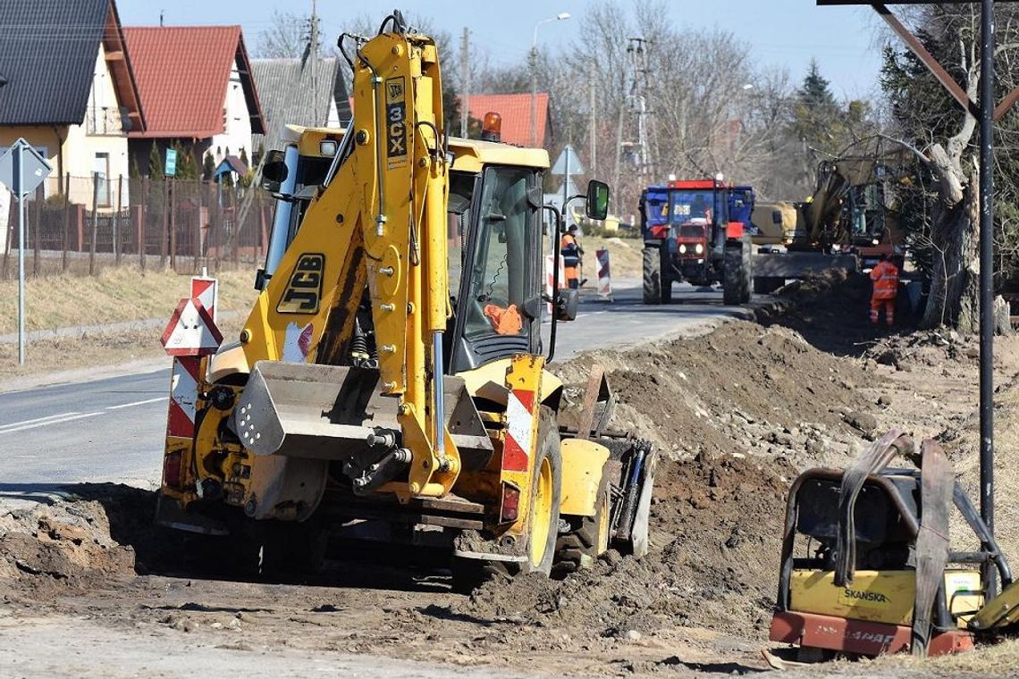 Powstanie chodnik, ścieżka rowerowa i przejście Powstanie chodnik, ścieżka rowerowa i przejście