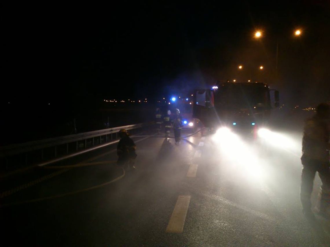 Pożar ciężarówki na autostradzie - zdjęcia z akcji Pożar ciężarówki na autostradzie - zdjęcia z akcji